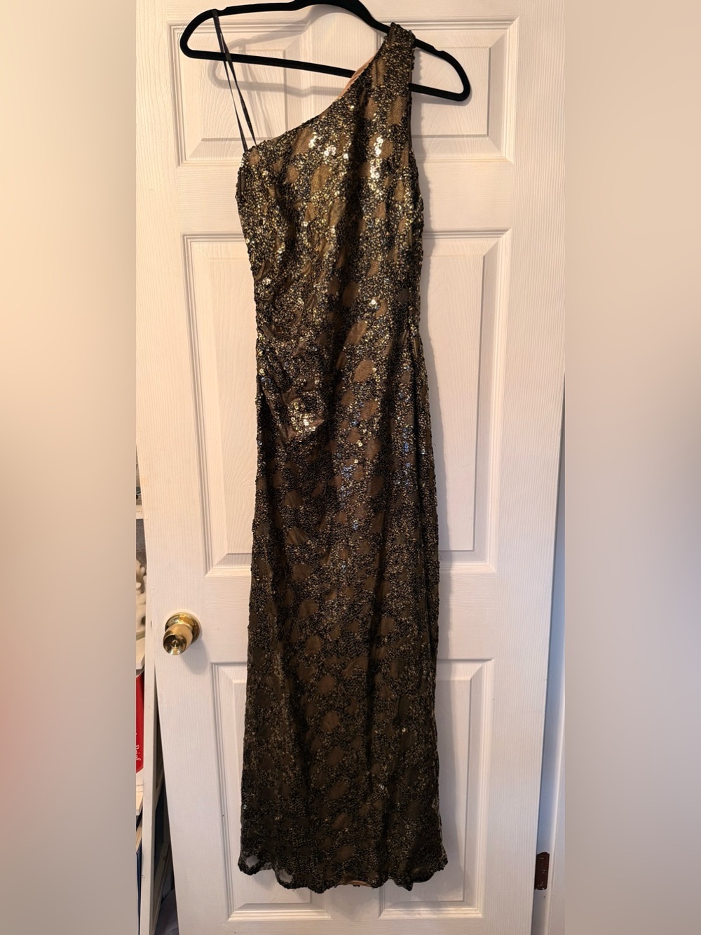 David Meister, One-Shoulder Sequin Evening Gown in Gold. Size 6.